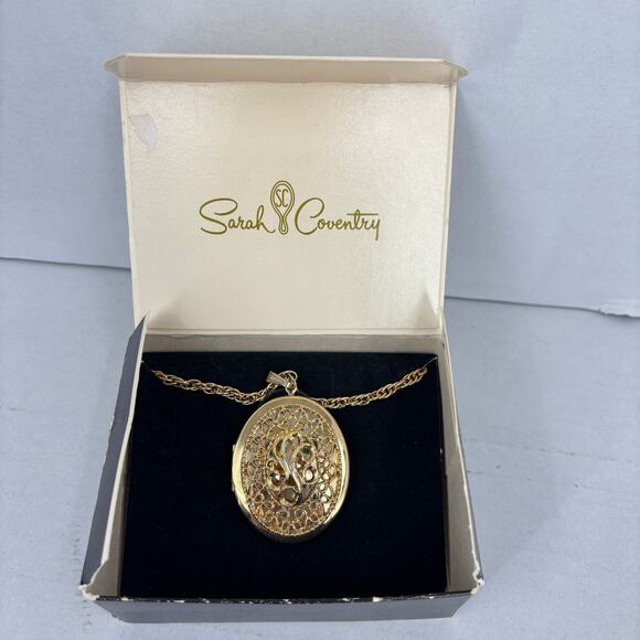 Vintage Sarah Coventry Heirloom Filigree Locket on Gold Tone Chain Necklace - Picture 2 of 10